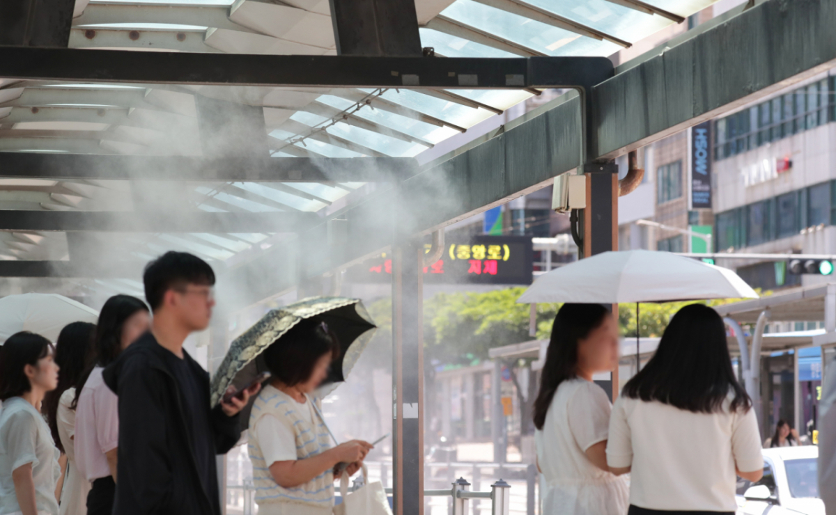 초복을 하루 앞둔 14일 제주시청 인근 버스정류장에 폭염피해에 대비한 쿨링포그(Cooling Fog) 시스템이 작동되고 있다. 기상청에 따르면 폭염특보가 발효 중인 제주시와 서귀포시에는 15일까지 최고체감온도가 33도 이상으로 올라 매우 무더운 날씨를 나타내겠다. /사진=뉴시스.