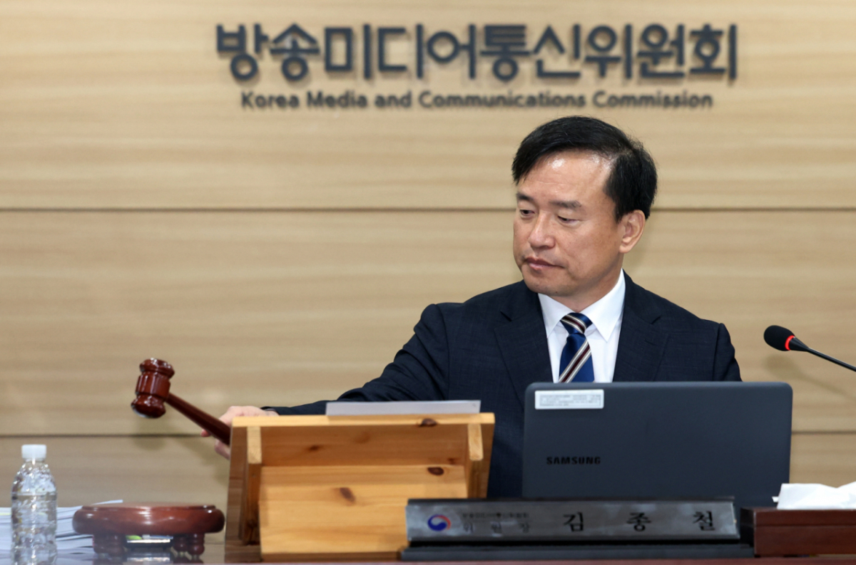 김종철 방송미디어통신위원회(방미통위) 위원장이 경기 과천 정부과천청사에서 열린 2026년도 제1차 방미통위 회의에서 의사봉을 두드리고 있다. /사진=최진석