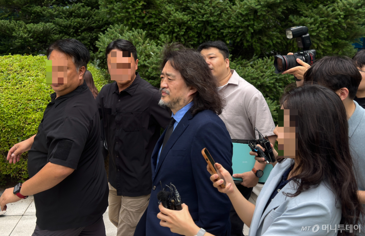 14일 오후 서울 도봉구 서울북부지법에서 유튜버 김어준씨가 정보통신망법 이용 촉진 및 정보보호 등에 관한 법률 위반(명예훼손) 혐의로 벌금형을 선고받은 후 법원을 빠져나가고 있다./사진=최문혁 기자.