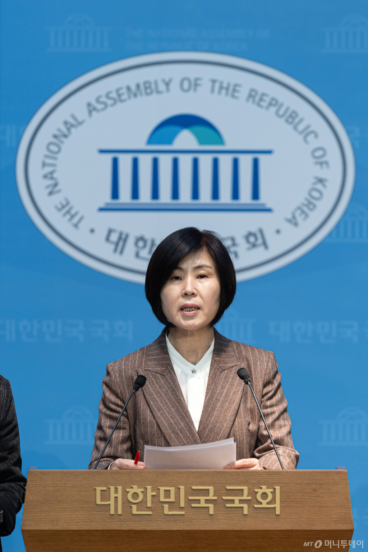 (서울=뉴스1) 이승배 기자 = 김미애 국민의힘 의원을 비롯한 보건복지위원회 위원들이 11일 서울 여의도 국회 소통관에서 코로나19 백신 관련 메뉴얼 미준수, 백신 이물 발견과 관련해 정은경 보건복지부 장관 거취 표명 및 백신 피해자 구제책 촉구 기자회견을 하고 있다. 2026.3.11/뉴스1 Copyright © 뉴스1. All rights reserved. 무단 전재 및 재배포, AI학습 이용 금지. /사진=(서울=뉴스1) 이승배 기자