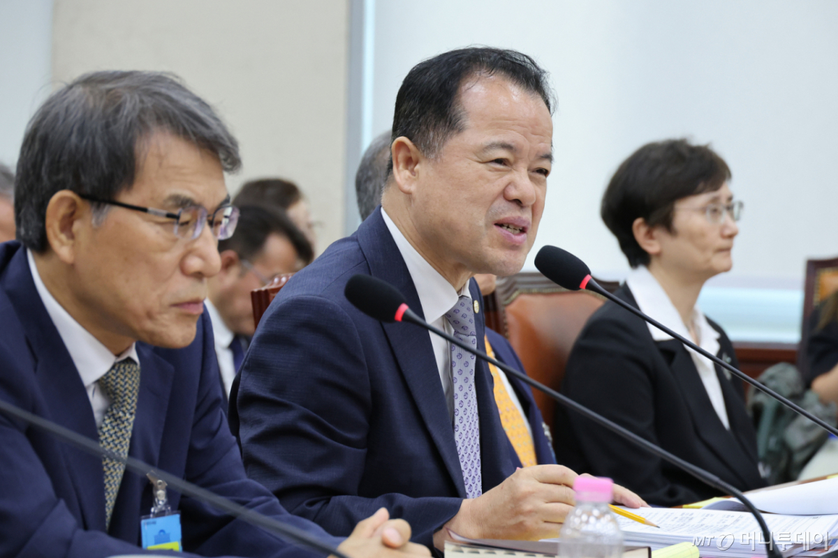 (서울=뉴스1) 신웅수 기자 = 위철환 중앙선거관리위원장 직무대행이 14일 서울 여의도 국회에서 열린 제9회 전국동시 지방선거 투표용지 부족사태 등 국민참정권 침해 진상규명 및 선거관리 개혁을 위한 국정조사특별위원회 제5차 전체회의 제1차 청문회에 출석해 의원 질의에 답하고 있다. 2026.7.14/뉴스1 Copyright © 뉴스1. All rights reserved. 무단 전재 및 재배포, AI학습 이용 금지. /사진=(서울=뉴스1) 신웅수 기자