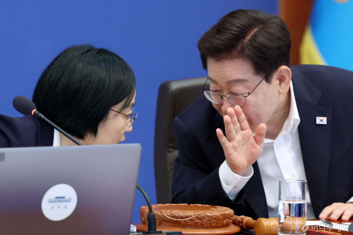 (서울=뉴스1) 이재명 기자 = 이재명 대통령과 한성숙 국무총리가 14일 청와대에서 열린 국무회의에서 대화하고 있다. 2026.7.14/뉴스1  Copyright © 뉴스1. All rights reserved. 무단 전재 및 재배포,  AI학습 이용 금지. /사진=(서울=뉴스1) 이재명 기자