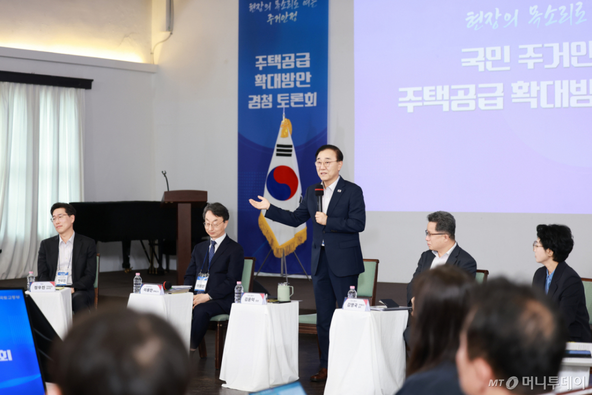 [서울=뉴시스] 김윤덕 국토교통부 장관이 14일 서울 중구 정동 1928 아트센터에서 열린 주택공급 확대 방안 경청 토론회에서 발언하고 있다. (사진=국토부 제공) photo@newsis.com *재판매 및 DB 금지 /사진=