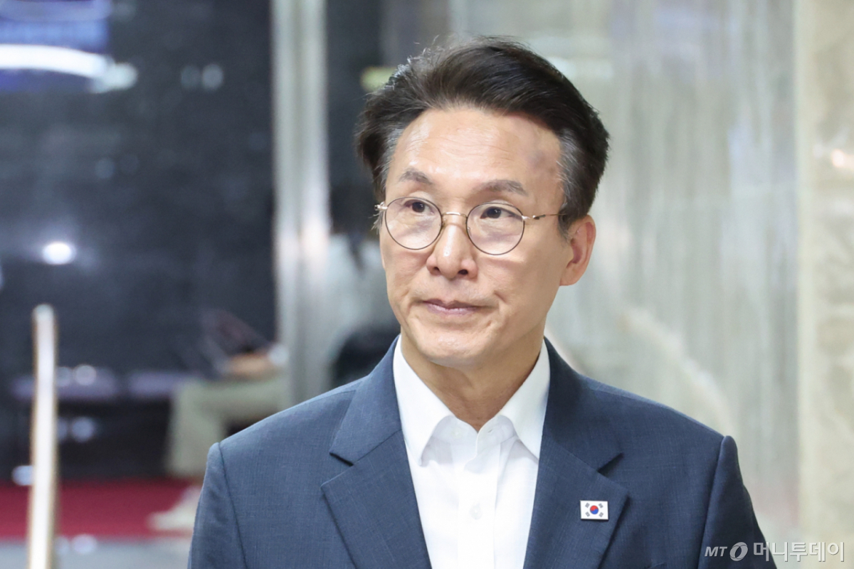 김민석 더불어민주당 당대표 후보가 14일 서울 여의도 국회에서 열린 의원총회에 참석하고 있다. /사진=뉴스1