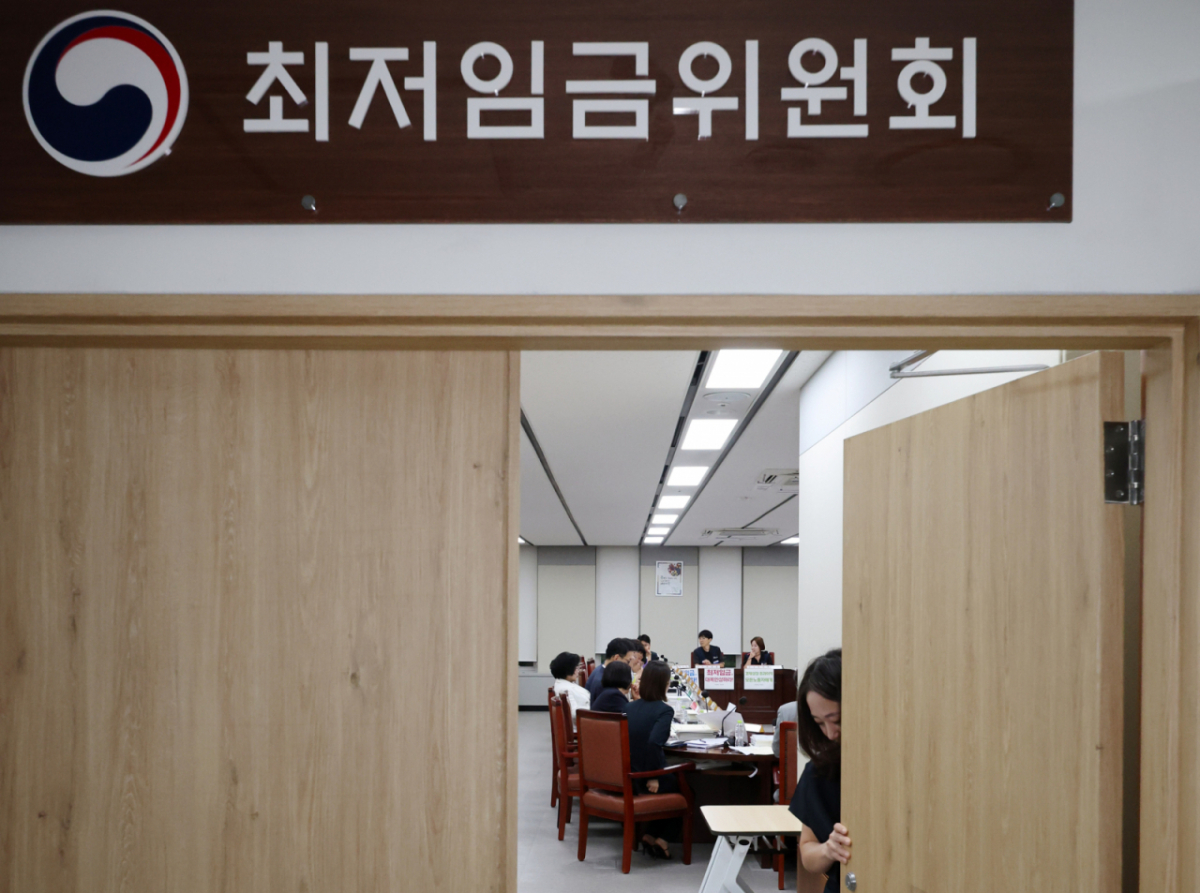 최저임금위원회 위원들이 14일 오후 세종시 정부세종청사에서 열린 최저임금위 제14차 전원회의를 속개를 위해 회의실에 앉아 있다. 2026.07.14. dahora83@newsis.com /사진=뉴시스