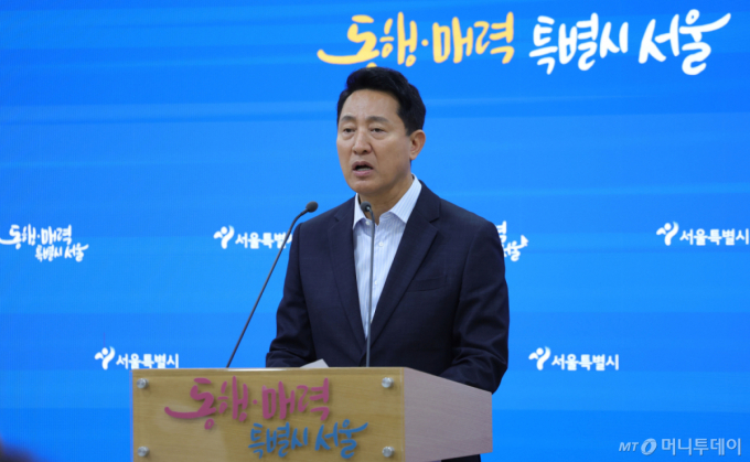 오세훈 서울시장이 14일 오후 서울시청 브리핑룸에서 부동산 정책 관련 국무회의 대정부 건의사항을 브리핑하고 있다. 오 시장은 이날 정부에 제출한 서울 부동산시장 정상화를 위한 3개 분야, 8대 정책과제를 발표했다. /사진=뉴시스