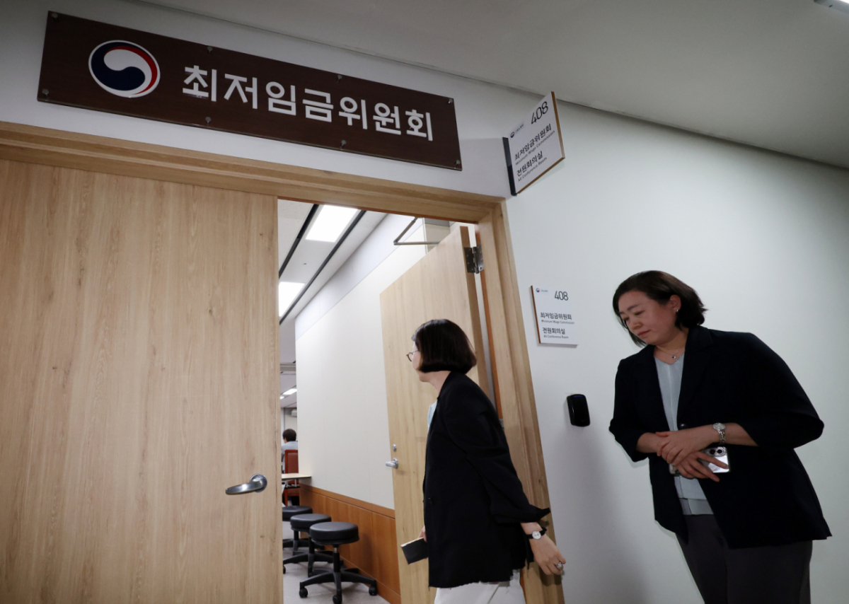 최저임금위원회 위원들이 14일 오후 세종시 정부세종청사에서 열린 최저임금위 제14차 전원회의를 속개를 위해 회의실로 향하고 있다. 2026.07.14. dahora83@newsis.com /사진=뉴시스