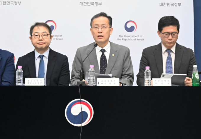 이형일 재정경제부 1차관(사진 가운데)이 지난 10일 정부세종청사에서 열린 '2026년 하반기 경제성장전략' 상세브리핑에서 발언하고 있다./사진제공=재경부