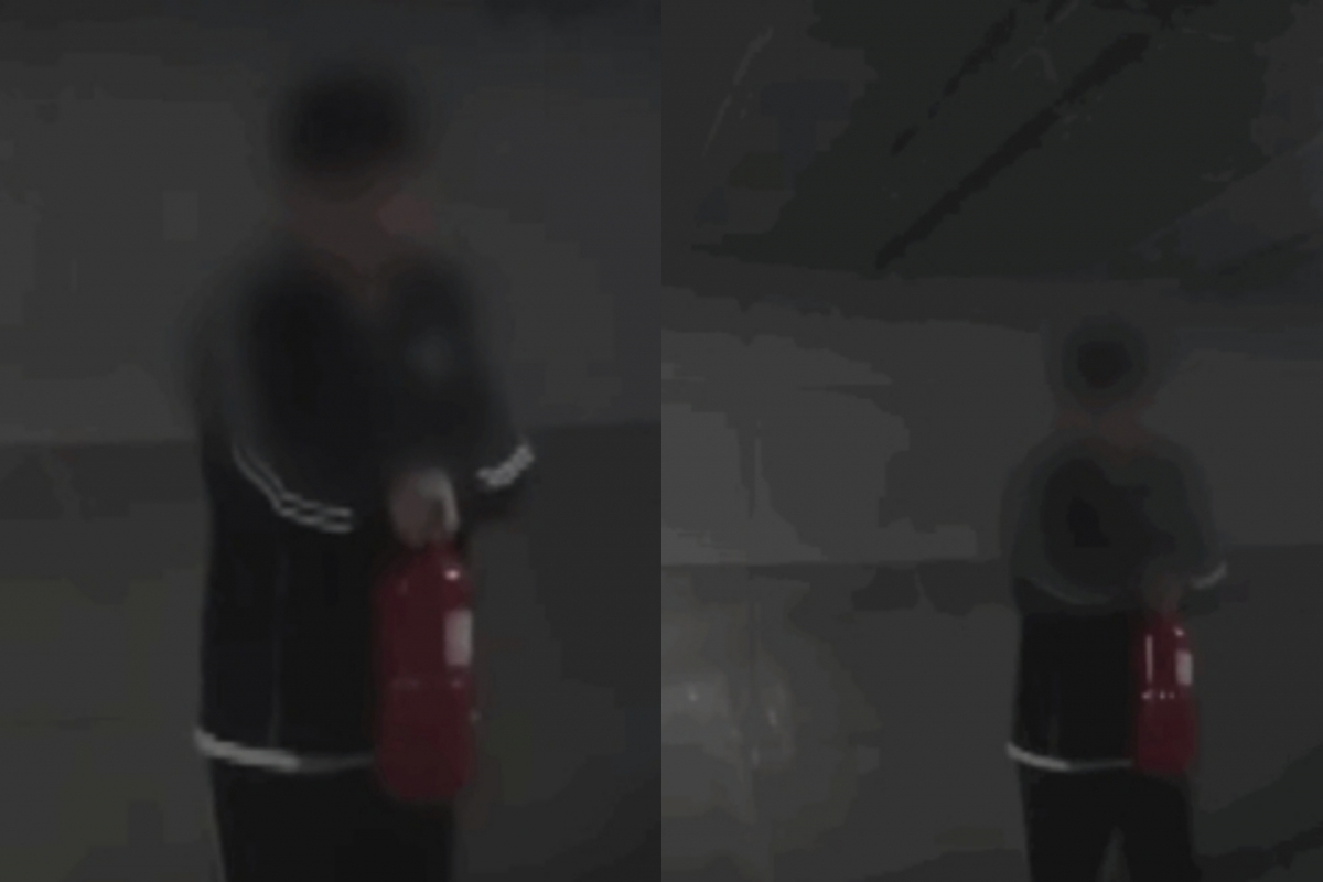 서울의 한 공영주차장에서 중고등학생으로 추정되는 남학생이 주차된 차량에 소화기를 분사하고 달아나는 사건이 발생했다. /사진=JTBC '사건반장' 캡처