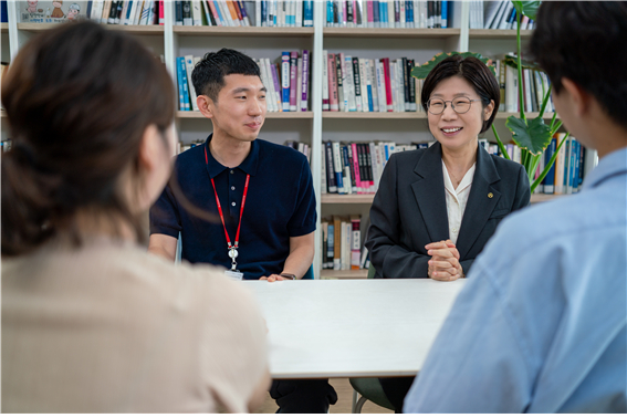 박수진 축평원장(사진 오른쪽)이 소속 직원들과 적립형 공제급여 사업 내용을 설명하며 환하게 웃고 있다. /사진=축평원