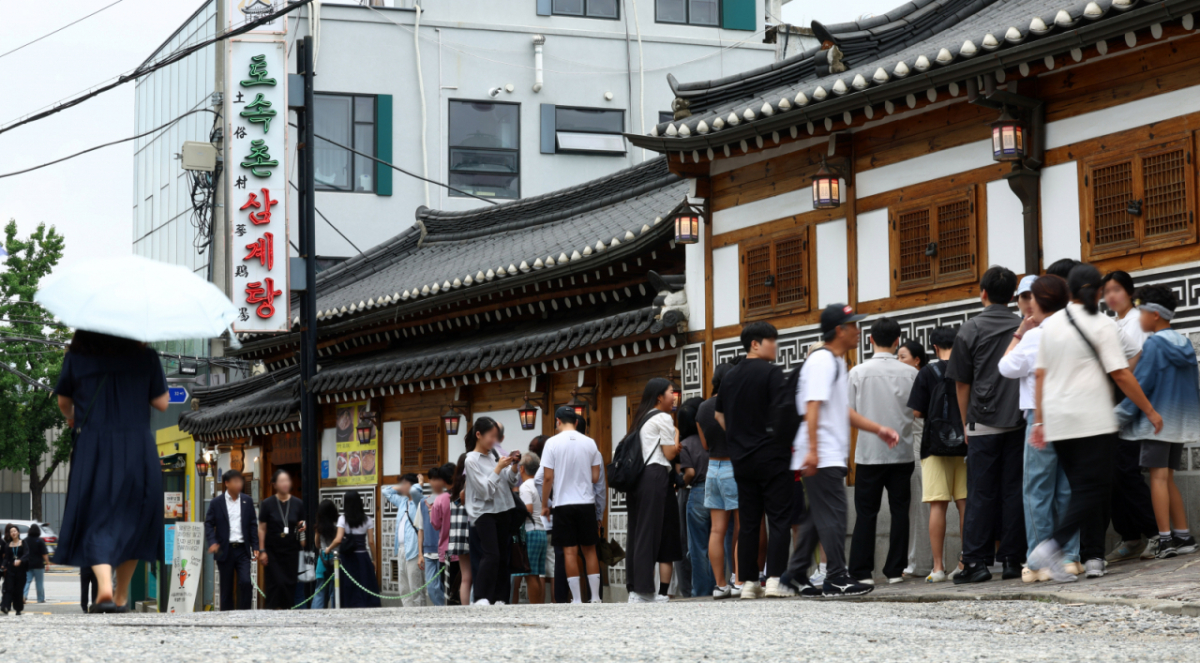 초복인 15일 서울 종로구 한 삼계탕 전문점에서 시민들이 식사를 위해 길게 줄지어 서 있다./사진=뉴시스.