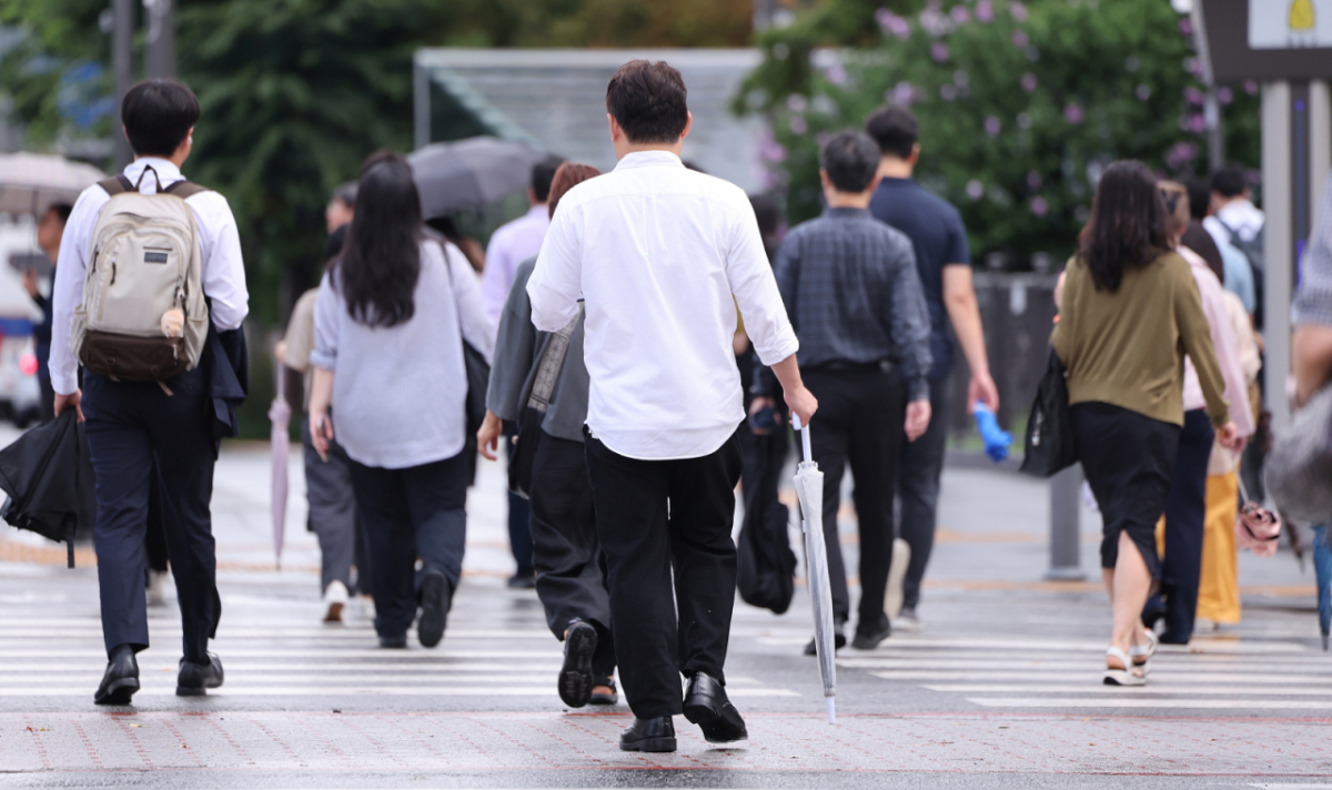 지난 7일 서울 광화문네거리에서 출근하는 시민들이 비가 내렸다 그치기를 반복하는 날씨 속에 우산을 손에 든 채 발걸음을 옮기고 있다. 장마철이지만 정체전선이 뚜렷하게 형성되지 않으면서 내륙 곳곳에서는 국지적으로 비가 오락가락하는 날씨가 이어지고 있다. /사진=뉴스1.