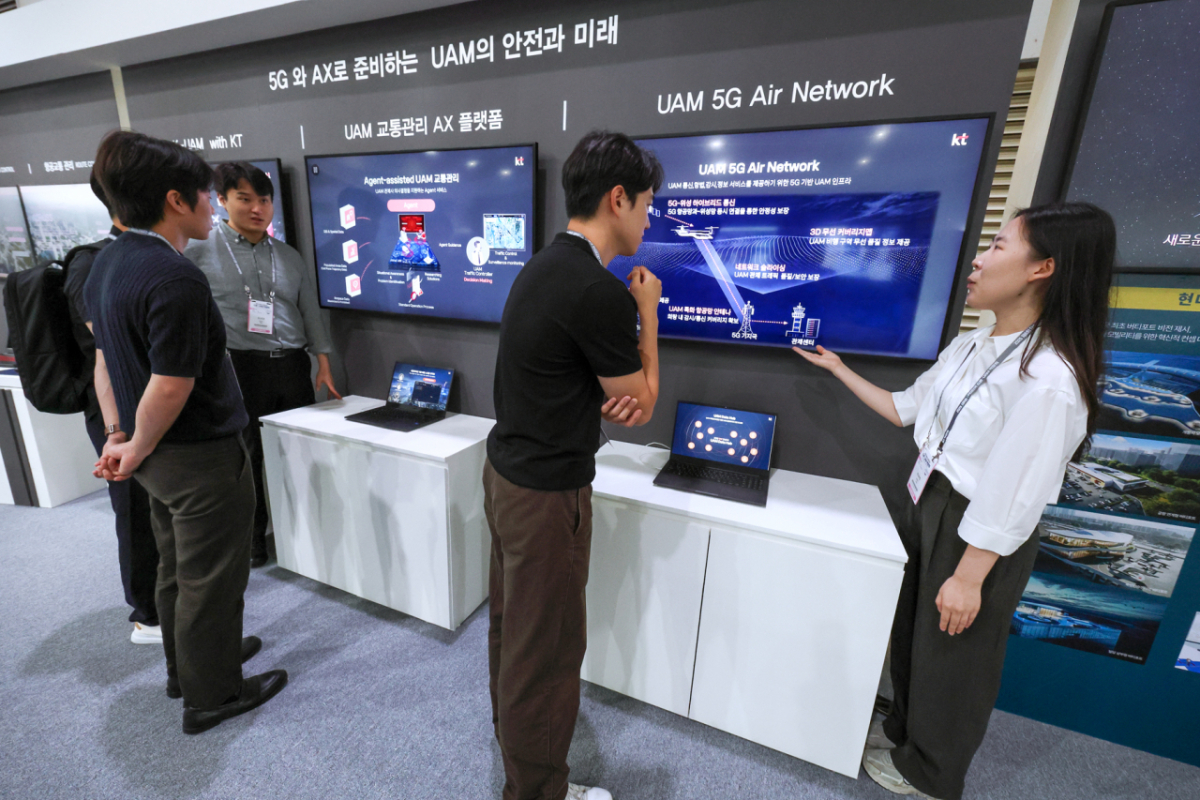 K-UAM 원팀 소속으로 현대자동차, 현대건설, 인천국제공항공사, 대한한공과 함께 구성한 공동 부스에서 관계자들이 KT의 UAM 기술을 살펴보고 있다./사진제공=KT