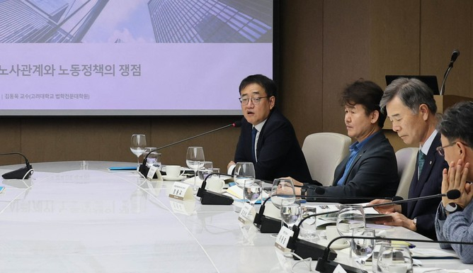 김동욱 고려대 교수가 지난달 15일 서울 중구 대한상공회의소에서 열린 ‘제31차 대한상의 중견기업위원회’에서 '최근 노동정책 흐름과 중견기업 대응 방안'주제로 강연을 하고 있다. (대한상공회의소 제공, 재판매 및 DB 금지)/사진=뉴스1