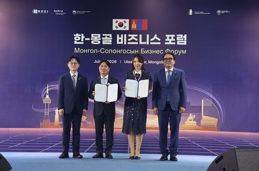왼쪽부터 김정관 산업통상자원부 장관, 이퓨쳐 이기현 대표, 셀렝게 출룬 로열국제대학교 총장(냠 오소르 오츠랄 몽골 총리 배우자), 토그미드 도르지한드 몽골 부총리. /사진=이퓨처