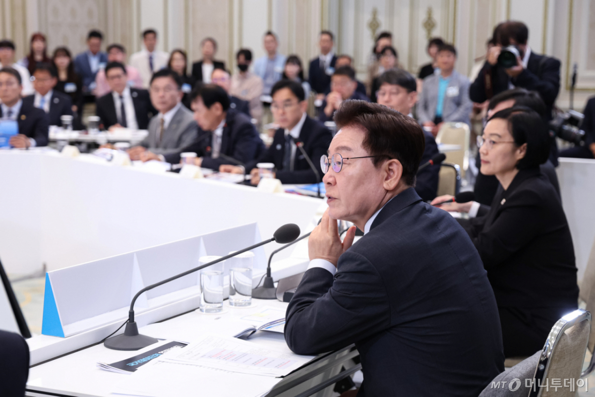 (서울=뉴스1) 허경 기자 = 이재명 대통령이 15일 청와대 영빈관에서 열린 재정경제부, 국가데이터처, 금융위원회, 기획예산처 업무보고에서 발언하고 있다. 2026.7.15/뉴스1 Copyright © 뉴스1. All rights reserved. 무단 전재 및 재배포, AI학습 이용 금지. /사진=(서울=뉴스1) 허경 기자