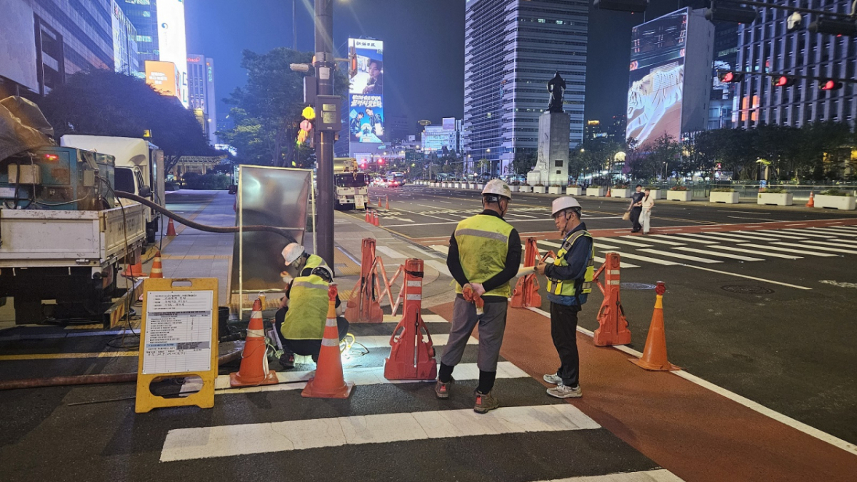 서울 종로구 관계자들이 노후 하수관을 보수하고 있다. /사진제공=서울 종로구청
