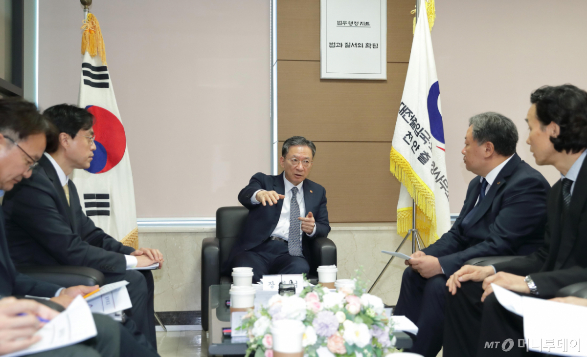 정성호 법무부 장관이 28일 대전출입국·외국인사무소천안출장소를 방문해 업무현황을 보고 받고 있다. (사진=법무부 제공)