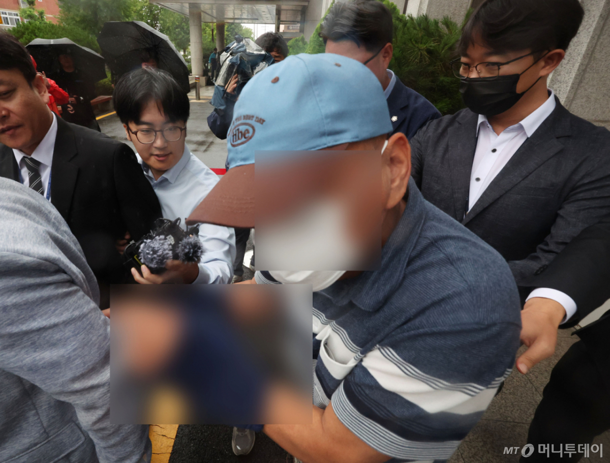(전남광주=뉴스1) 박지현 기자 = 여고생 살해범 장윤기 사건 관련 공무상비밀누설과 증거인멸 혐의를 받는 광산경찰서 소속 A 강력팀장이 8일 오전 구속 전 피의자 심문(영장실질심사)을 마치고 법정을 나서고 있다. 2026.7.8/뉴스1 Copyright © 뉴스1. All rights reserved. 무단 전재 및 재배포, AI학습 이용 금지. /사진=(전남광주=뉴스1) 박지현 기자