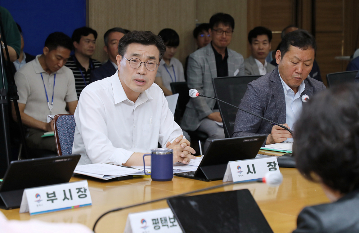 최원용 평택시장이 간부회의에서 발언하고 있다./사진제공=평택시