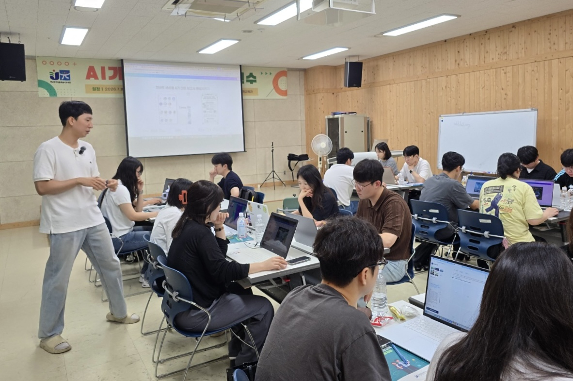 ‘2026 AI 기반 수학 융합수업 연수’에 참여한 교원들이 실습을 진행하고 있다./사진제공=오드랩