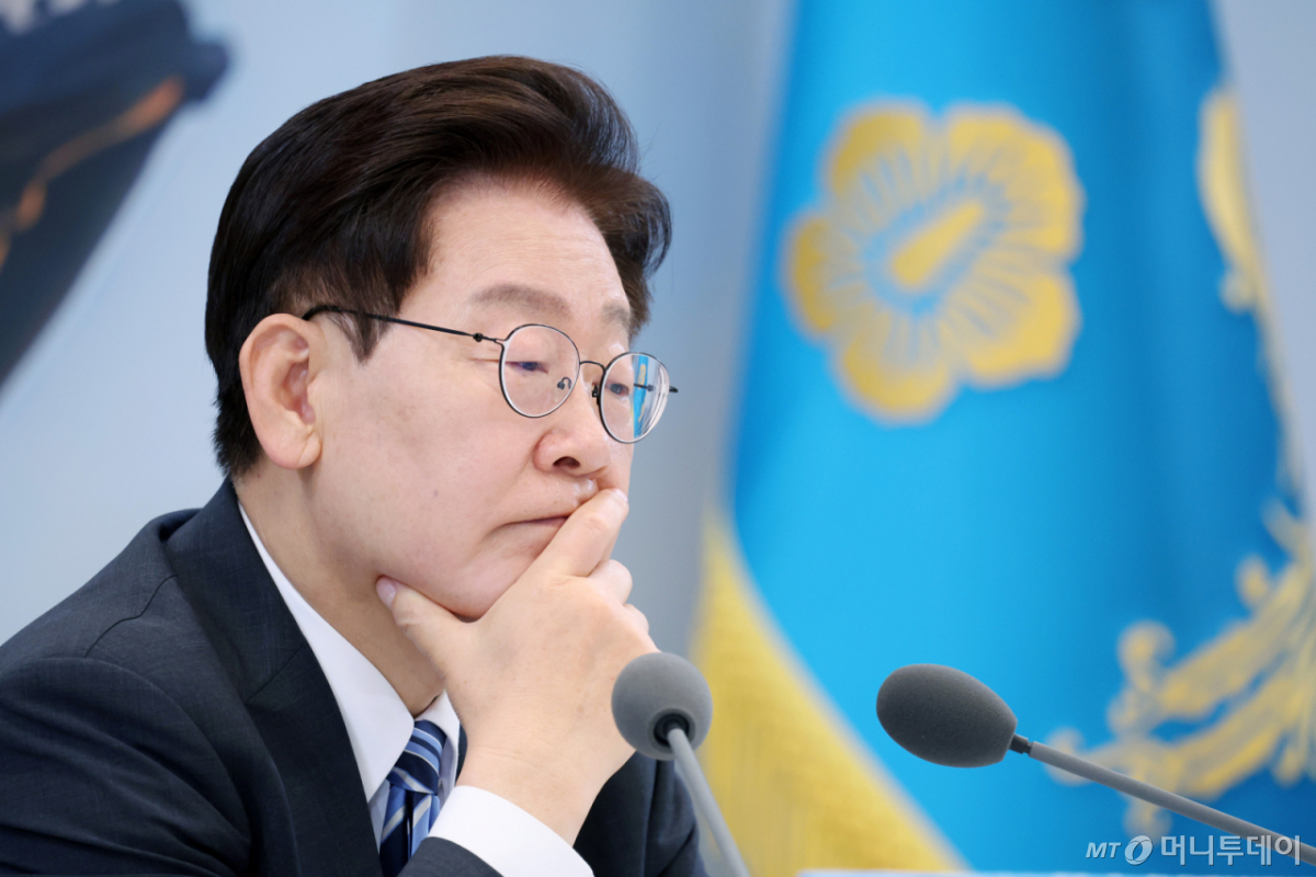 (서울=뉴스1) 허경 기자 = 이재명 대통령이 15일 청와대 영빈관에서 열린 재정경제부, 국가데이터처, 금융위원회, 기획예산처 업무보고에서 발언을 청취하고 있다. 2026.7.15/뉴스1 Copyright © 뉴스1. All rights reserved. 무단 전재 및 재배포, AI학습 이용 금지. /사진=(서울=뉴스1) 허경 기자