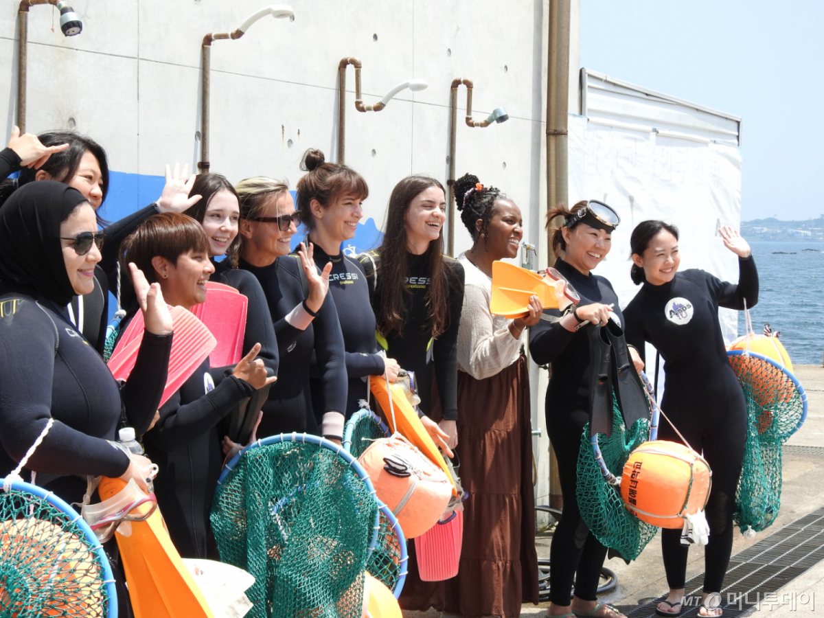 지난달 29일 오전 제주시 한림읍 한수풀 해녀학교에서 제주도 글로벌 워케이션 프로그램에 참여한 외국인들이 해녀 물질 체험 전 기념사진을 촬영하고 있다. /사진=뉴시스