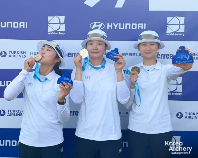 한국 양궁 리커브 여자 대표팀(왼쪽부터 이윤지, 강채영, 오윤지)이 2026 현대 양궁 월드컵 4차 대회 리커브 단체전 금메달을 획득하고 승리 포즈를 취했다. /사진=대한양궁협회 공식 SNS 갈무리