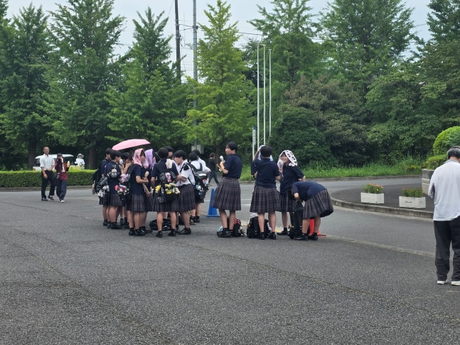 일본 여고생들이 12일 일본 사이타마현 사이타마시 오미야공원 야구장에서 열린 '제108회 고시엔 사이타마현 지역예선에 출전한 모교를 응원하기 위해 모였다. /사진=김동윤 기자