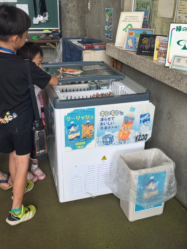 일본 어린이들이 지난 12일 일본 사이타마현 사이타마시 오미야공원 야구장에서 열린 '제108회 고시엔 사이타마현 지역예선 2차전 도중 얼음 음료를 구매하고 있다. /사진=김동윤 기자