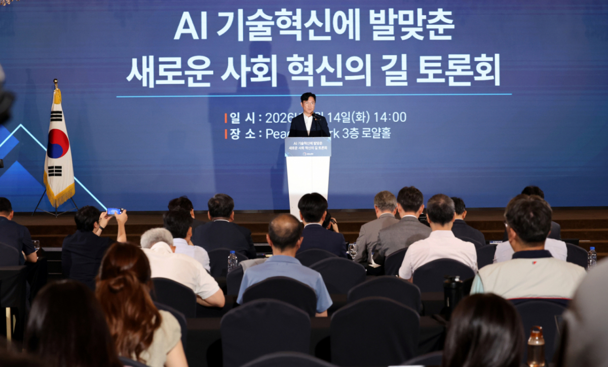 김영훈 고용노동부 장관이 14일 오후 서울 용산구 전쟁기념관에서 열린 AI 기술혁신에 발맞춘 새로운 사회 혁신의 길 토론회에 참석해 개회사를 하고 있다. 2026.07.14. since1999@newsis.com /사진=뉴시스