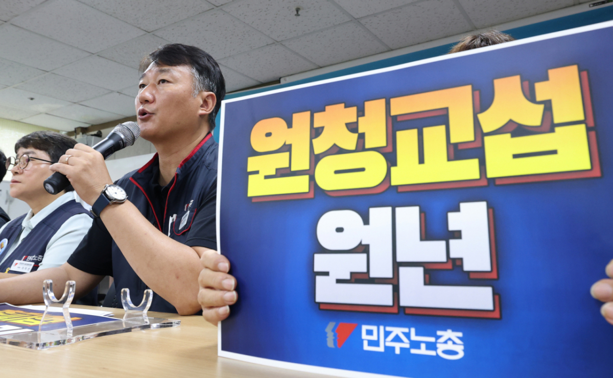 양경수 민주노총 위원장이 8일 오전 서울 중구 민주노총에서 열린 '원청 교섭 원년, 초기업 교섭 돌파, 모든 노동자의 노동기본권 쟁취'를 위한 총파업 선포 기자회견에서 발언하고 있다. 민주노총은 이 자리에서 원청의 사용자성을 부정하며 교섭을 회피해 온 불법 부당 노동행위에 맞서 오는 7월 15일 총파업에 돌입한다고 밝혔다./사진=뉴스1.