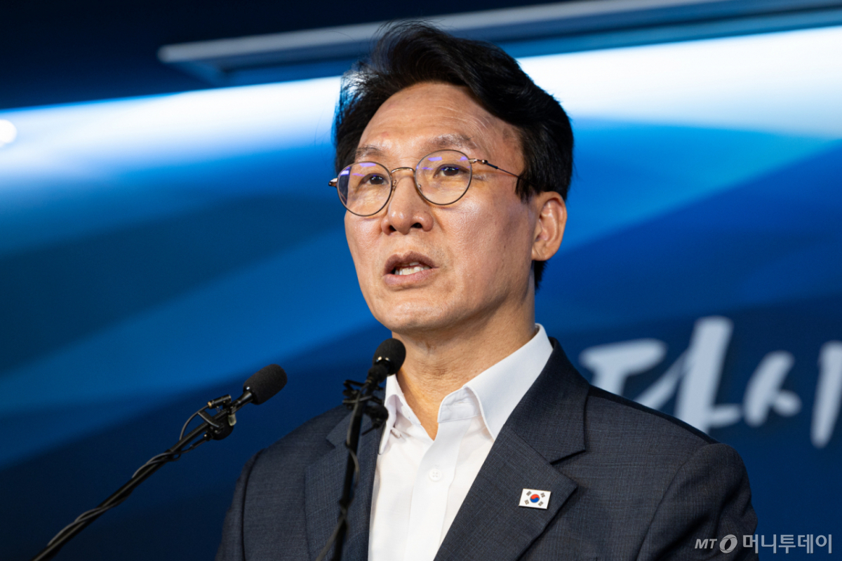 더불어민주당 당권 도전에 나선 김민석 전 총리가 15일 서울 여의도 민주당사 당원존에서 4대 혁신안을 발표하고 있다./사진=뉴스1
