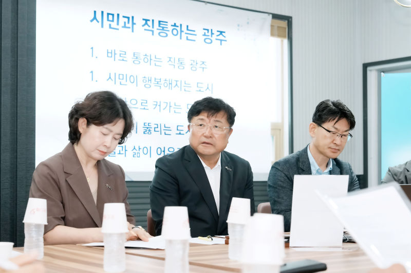 박관열 광주시장(가운데)이 경안시장 상인회 사무소에서 '제1회 직통시장실'을 열어 상인, 주민 등과 현안에 대해 논의하고 있다./사진제공=광주시