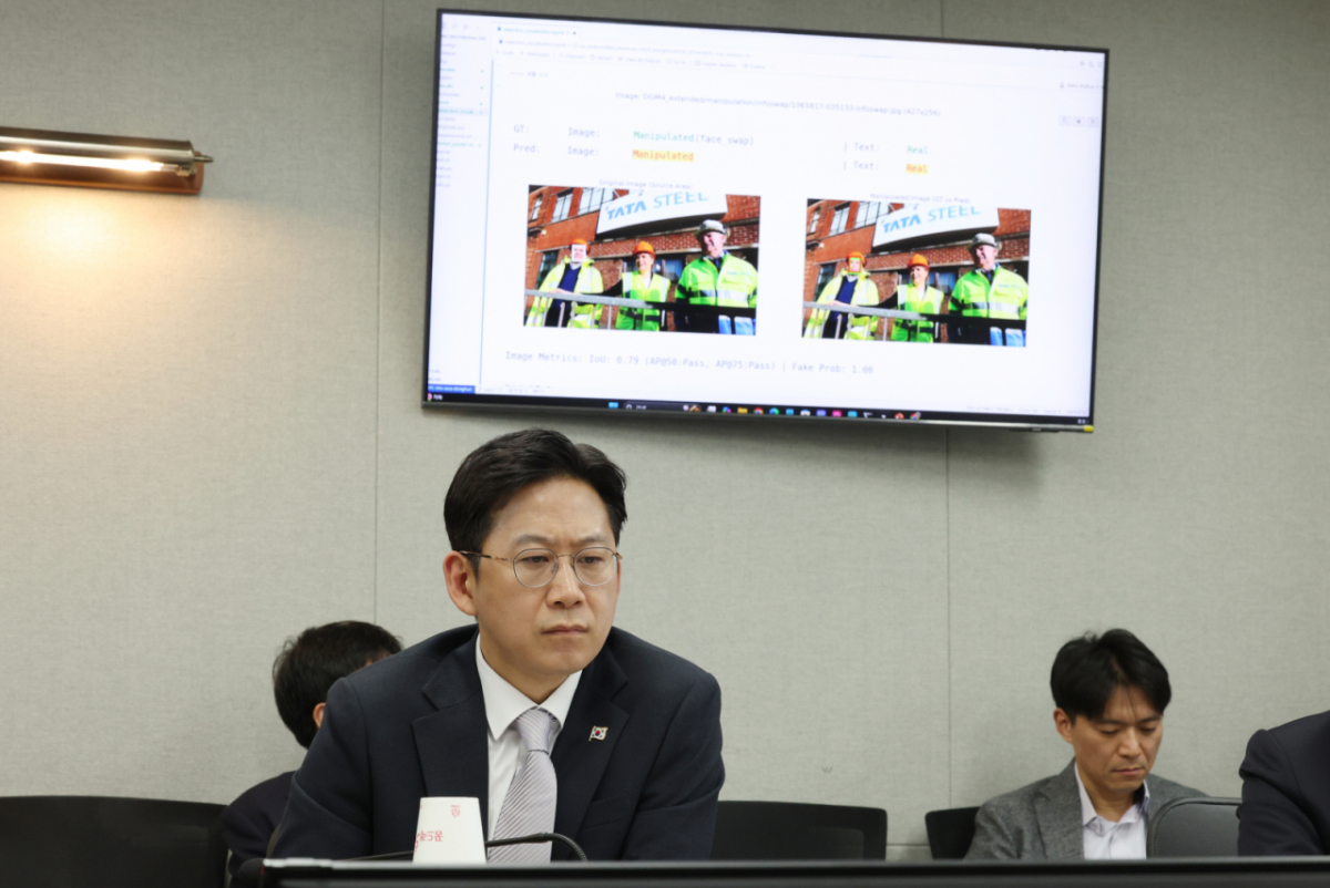 배경훈 부총리 겸 과학기술정보통신부 장관이 경기 성남시 분당구 인공지능안전연구소에서 열린 'AI 안전·신뢰 확보를 위한 산학연 전문가 간담회'에서 딥페이크 탐지, AI에이전트 안전성 평가 시연을 지켜보고 있다./사진=뉴스1