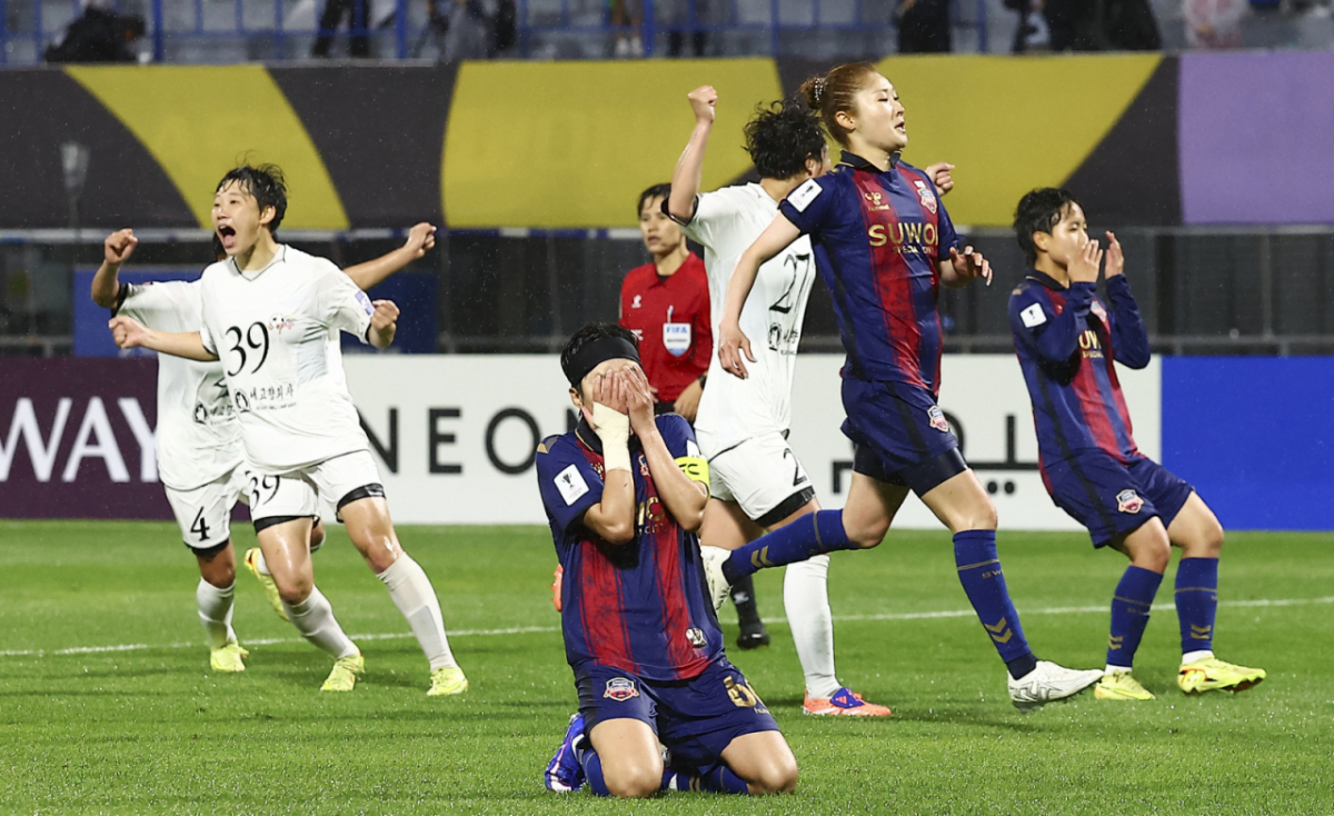 지난 5월 20일 오후 경기 수원종합운동장에서 열린 2025-26 AFC(아시아축구연맹) 여자챔피언스리그 4강전 수원FC위민과 내고향여자축구단의 경기 후반 수원FC위민 지소연이 패널티킥을 실축한 뒤 아쉬워하고 있다. /사진 = 뉴시스