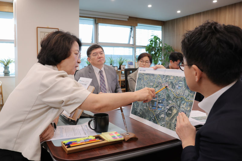 15일 오전 경기도청에서 추미애 경기도지사가 관련 경기도청 실·국장 등과 제2차 반도체 초격차 전략회의를 하고있다./사진제공=경기도
