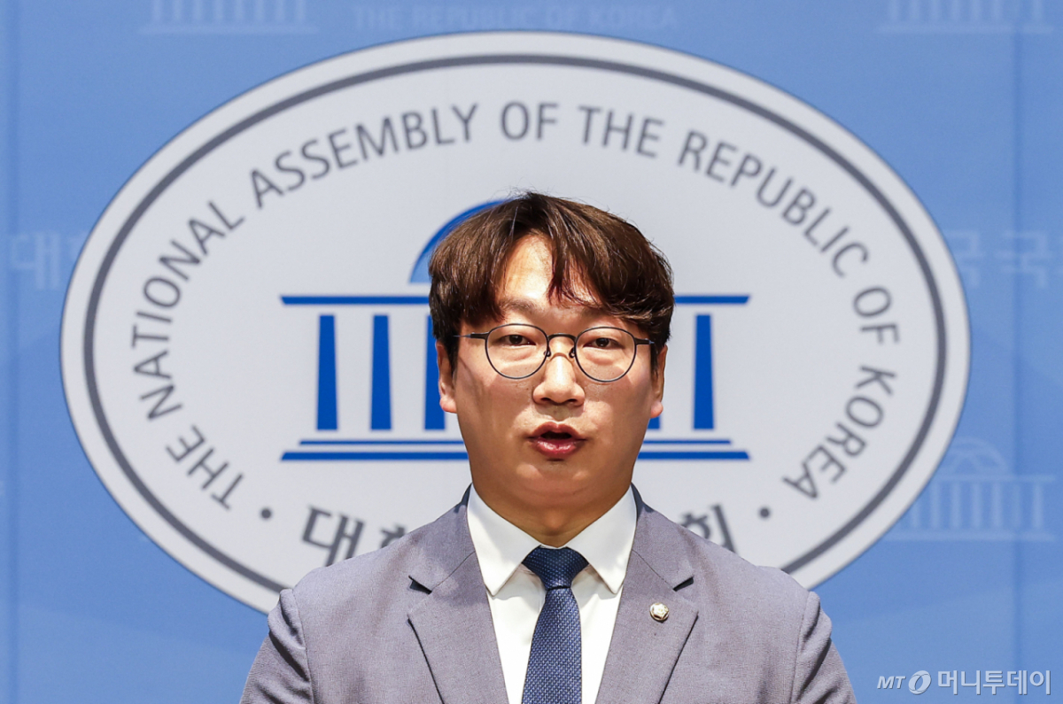 [서울=뉴시스] 정병혁 기자 = 모경종 더불어민주당 의원이 3일 서울 여의도 국회 소통관에서 정년연장 관련 청년 국회의원 기자회견을 하고 있다. 2026.07.03. jhope@newsis.com /사진=정병혁