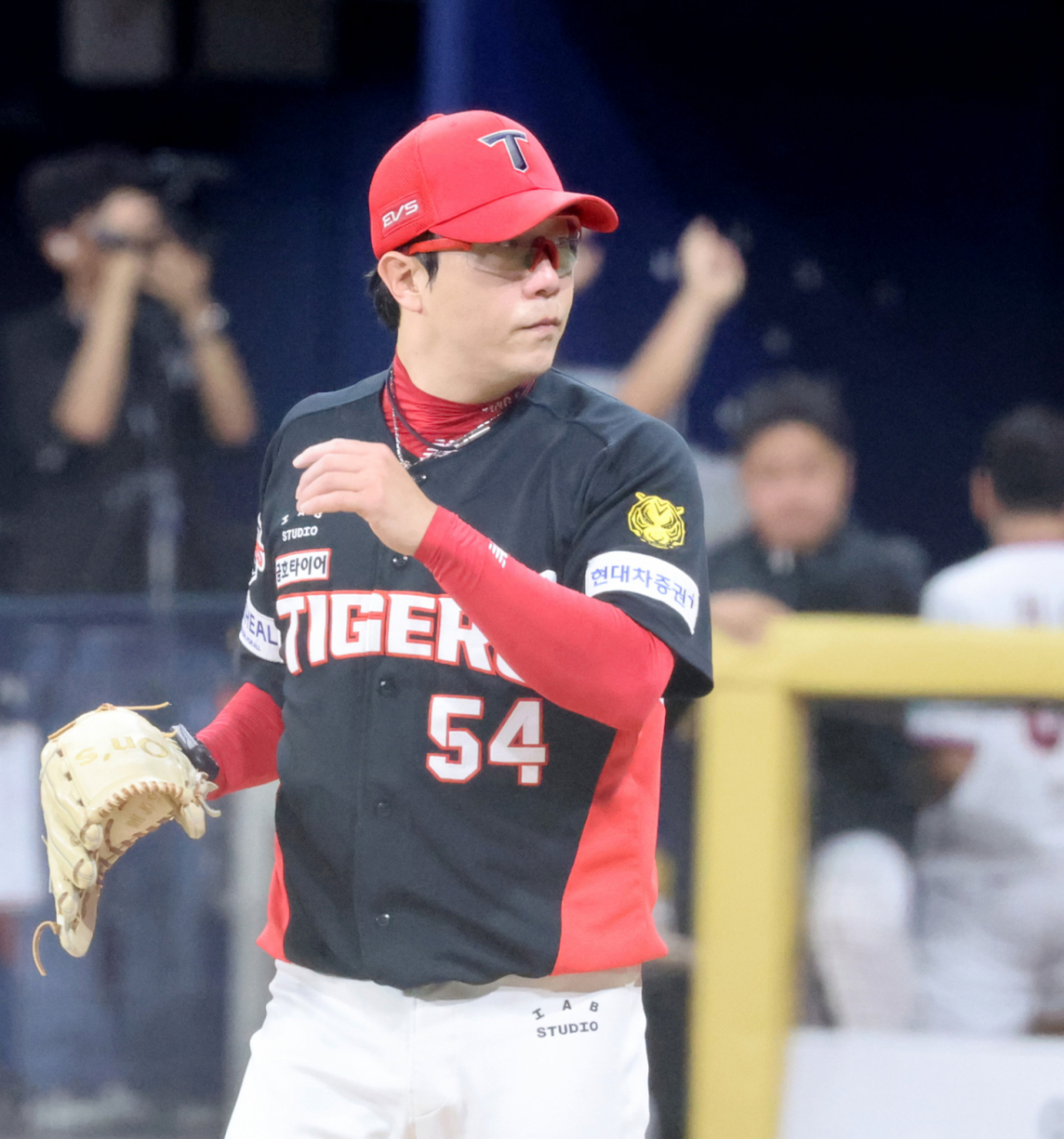 기아 선발투수 양현종이 24일 고척스카이돔에서 열린 2026KBO리그 키움히어로즈와 KIA타이거즈 경기 3회말 김건희에 동점타를 허용한 후 아쉬워하고 있다.. 2026.06.24. 기아 선발투수 양현종이 24일 고척스카이돔에서 열린 2026KBO리그 키움히어로즈와 KIA타이거즈 경기 3회말 김건희에 동점타를 허용한 후 아쉬워하고 있다.. 2026.06.24. /사진=강영조 선임기자