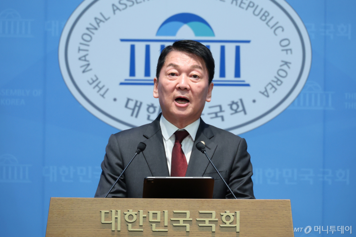 (서울=뉴스1) 신웅수 기자 = 안철수 국민의힘 의원이 12일 서울 여의도 국회 소통관에서 한동훈 무소속 의원의 국민의힘 복당 반대 기자회견을 하고 있다. 2026.7.12/뉴스1 Copyright © 뉴스1. All rights reserved. 무단 전재 및 재배포, AI학습 이용 금지. /사진=(서울=뉴스1) 신웅수 기자
