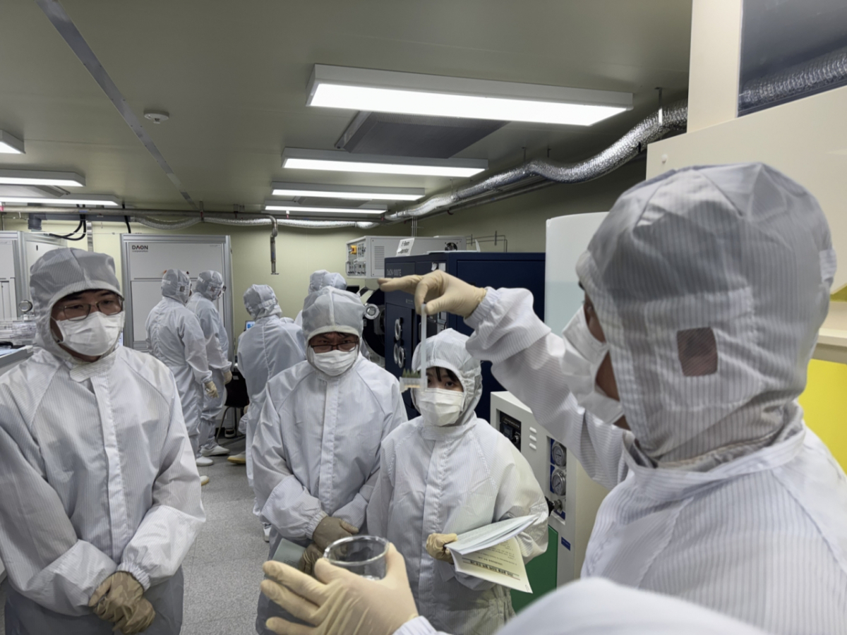 베트남 대학 교직원들이 반도체 8대 제조공정 실습에 참여하고 있다./사진제공=한밭대