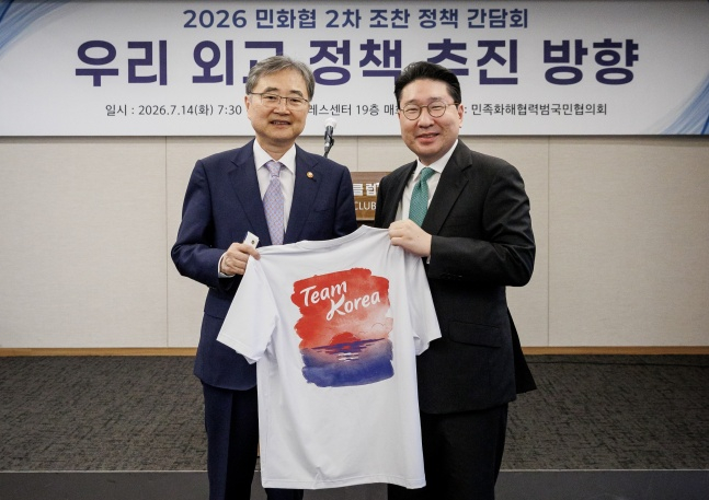 조현 외교부장관(왼쪽)이 이상현 아이치-나고야 아시안게임 대한민국 선수단장이 회담을 가졌다. /사진=대한체육회 제공