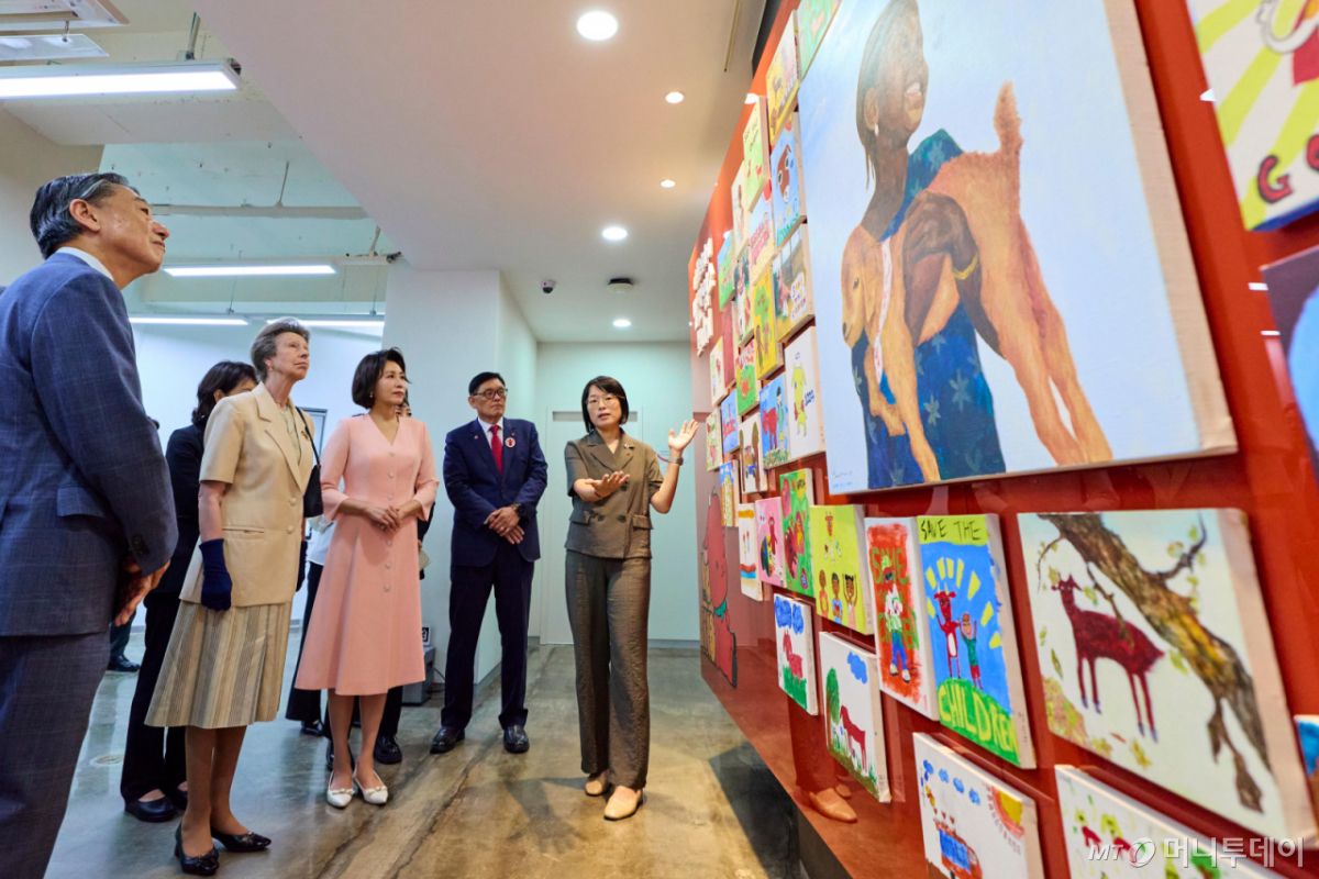 [서울=뉴시스] 조성봉 기자 = 김혜경 여사가 15일 한국을 방문 중인 영국 앤 공주와 함께 서울 마포구 세이브더칠드런 코리아를 방문해 전시물을 살펴보고 있다.(사진=청와대 제공) 2026.07.15. photo@newsis.com *재판매 및 DB 금지 /사진=