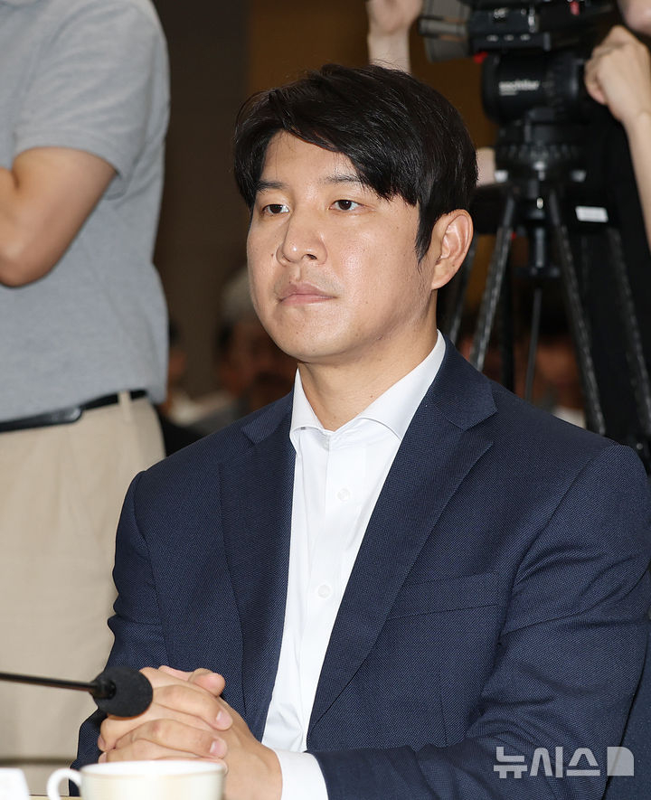 박주호가 6일 오후 서울 송파구 올림픽파크텔에서 열린 K-축구혁신위원회 출범식에 참석해 자리하고 있다. /사진=뉴시스