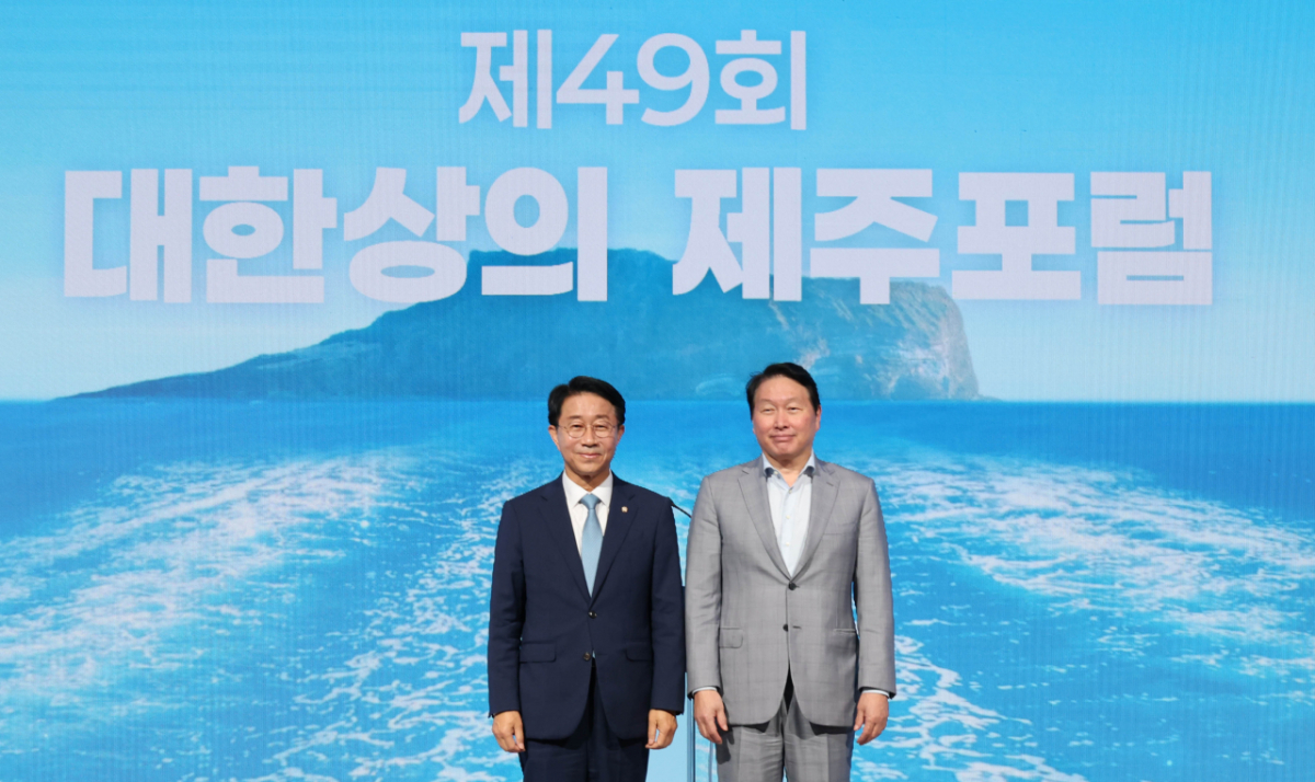조정식 국회의장(왼쪽)과 최태원 대한상의 회장이 기념촬영을 하고 있다.