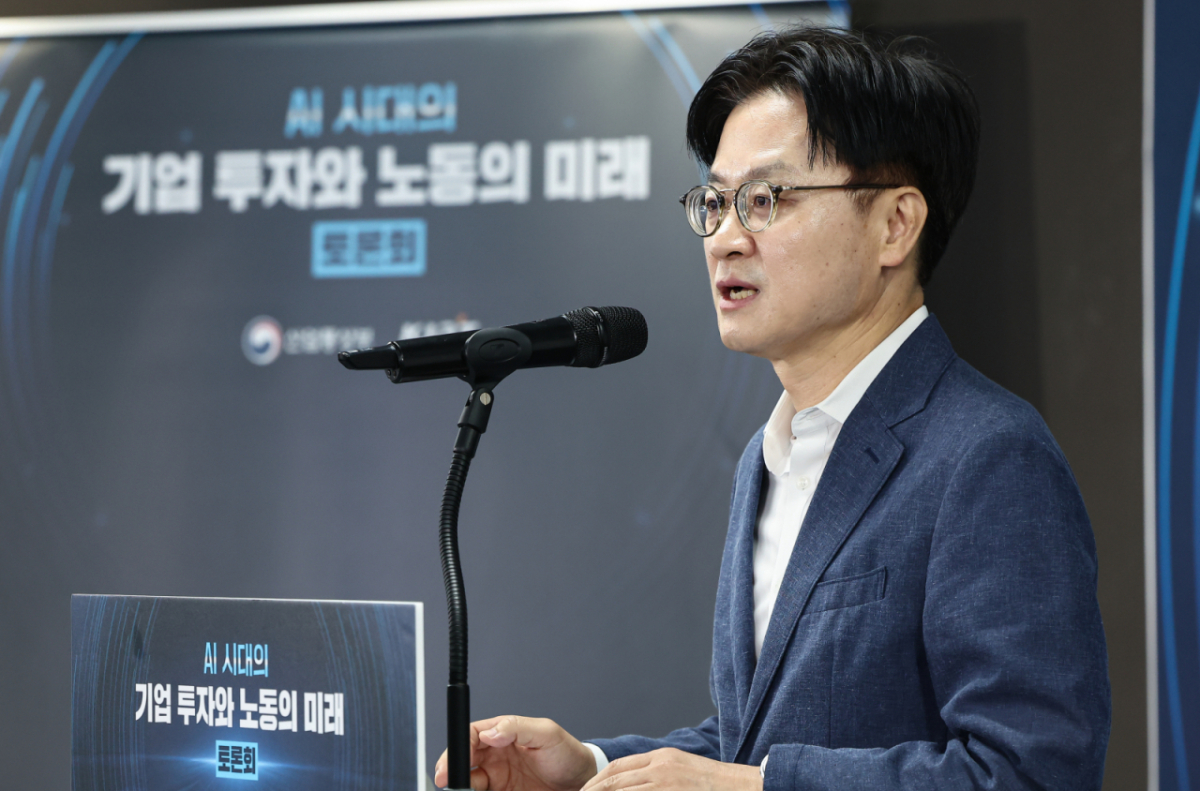 김정관 산업통상부 장관이 15일 서울 영등포구 한국성장금융투자운용에서 열린 AI시대의 기업 투자와 노동의 미래 토론회에서 인사말을 하고 있다. /사진=뉴스1