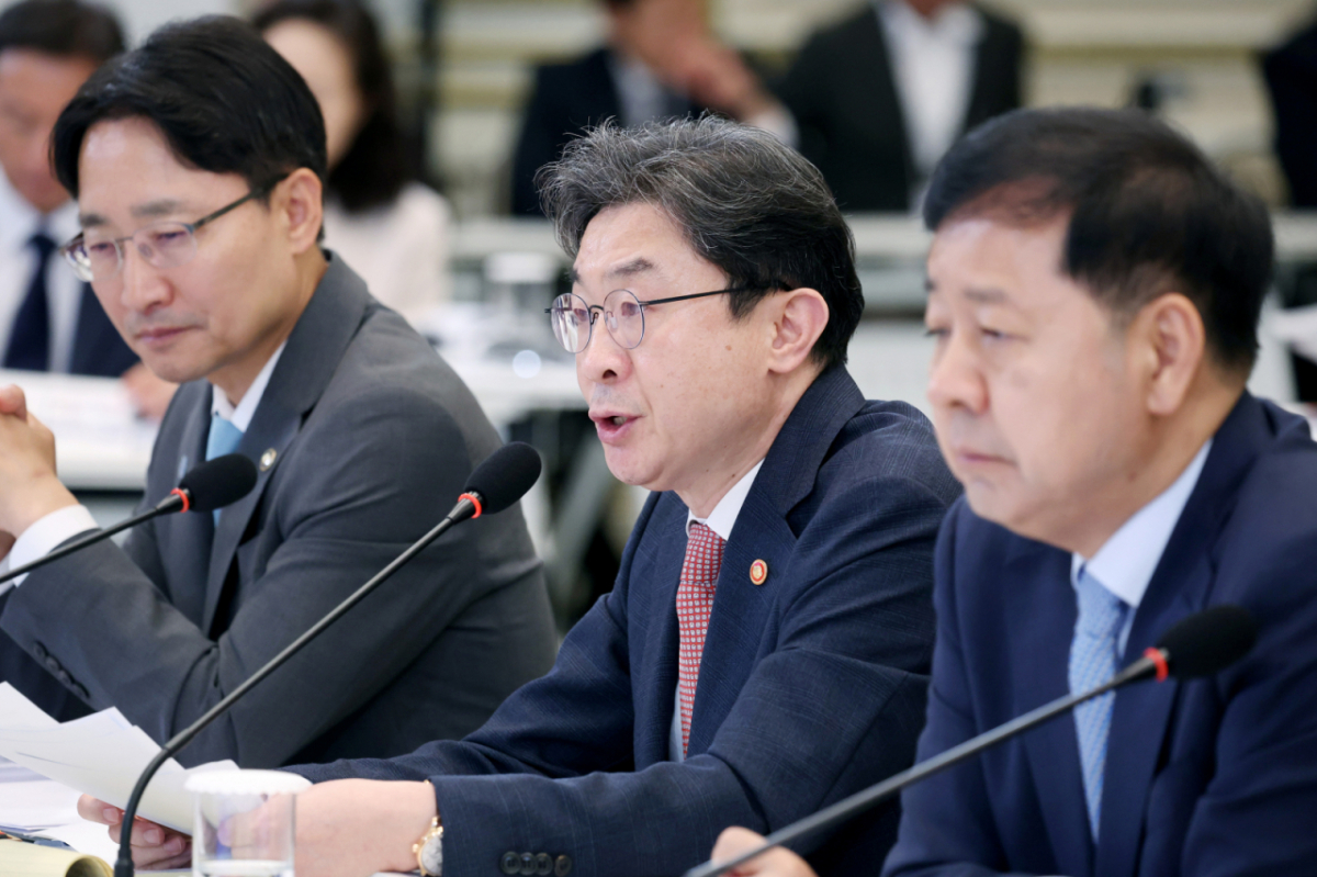 이억원 금융위원장이 15일 청와대 영빈관에서 열린 '삶으로 체감하는 대체불가 대한민국-국민과 함께하는 두 번째 업무보고'에서 업무보고를 하고 있다. /사진=뉴시스