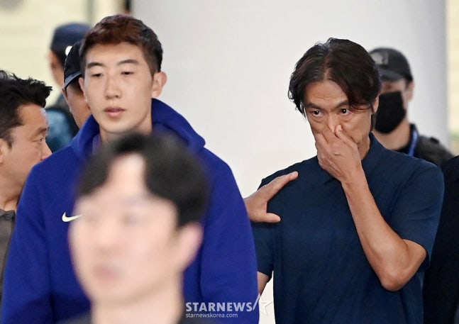 2026 FIFA 북중미월드컵 조별예선에서 탈락하며 불명예 퇴진한 축구대표팀 홍명보 전 감독이 조현우, 이강인, 김민재 등 선수들과 함께 30일 오전 인천공항 제2청사를 통해 귀국하고 있다. /사진=강영조 선임기자