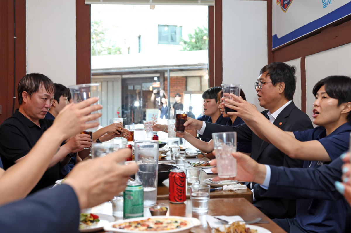 최휘영(오른쪽) 문화체육관광부 장관이 15일 경기도 수원의 한 식당에서 열린 수원FC 위민 선수단 격려만찬에서 음료수로 건배를 하고 있다. /사진=문화체육관광부 제공