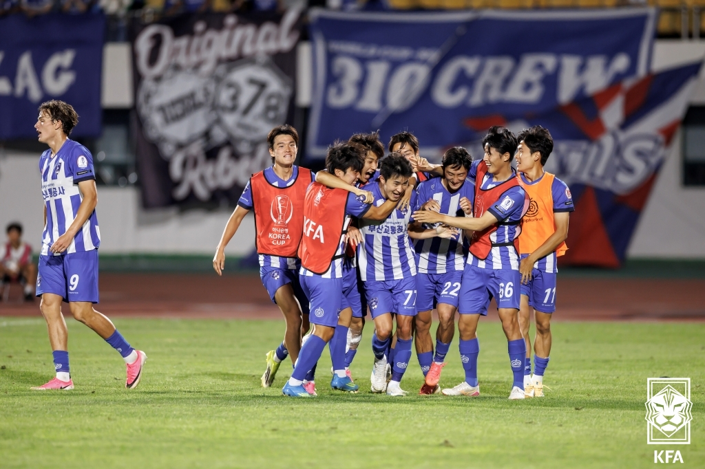 수원 삼성전 역전골 득점 후 기뻐하는 부산 교통공사 선수단. /사진=대한축구협회(KFA) 제공